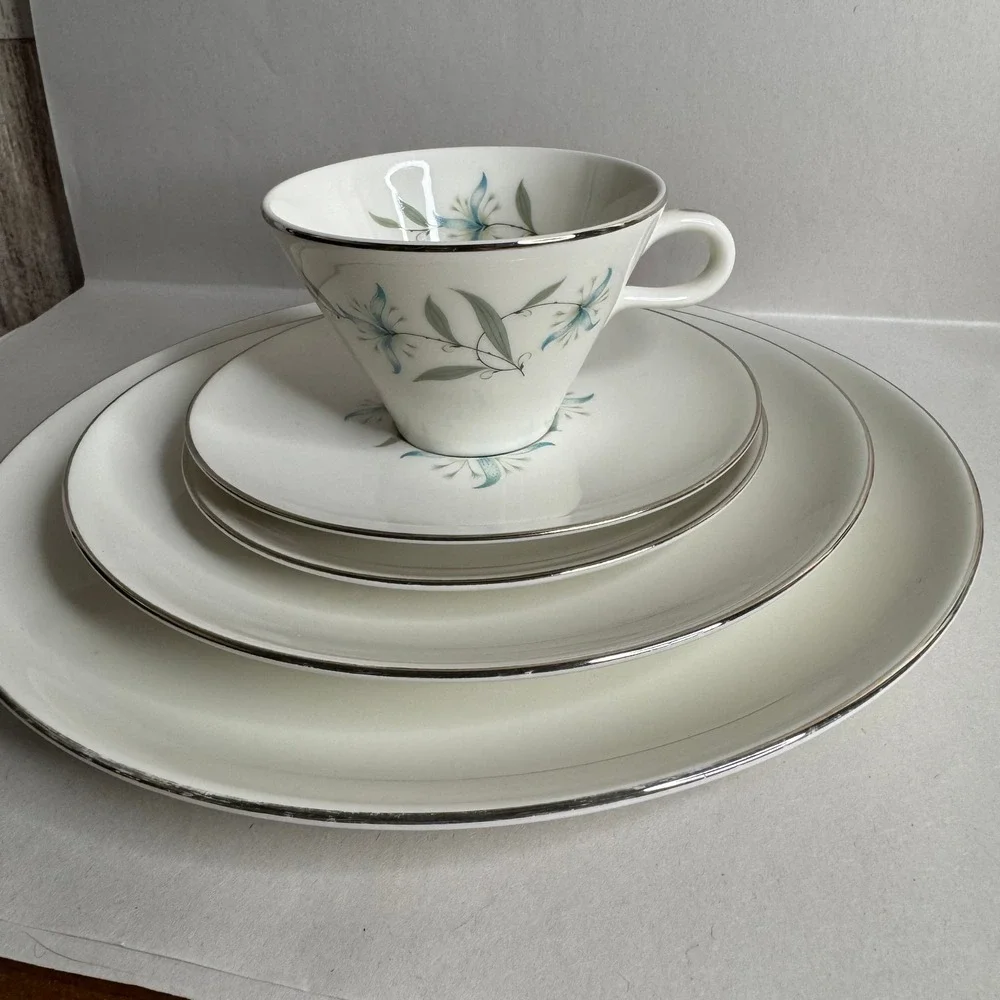 Homer Laughlin Triumph Cynthia Fine China 5 Piece Place Setting Blue Floral Lily